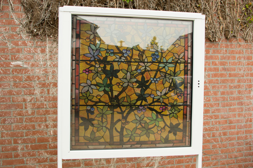 Transparent window film (1) with stained glass print